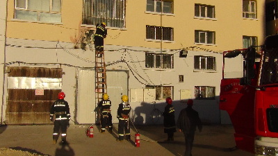 阿勒泰市一辦公樓外保溫層突發大火消防成功撲救