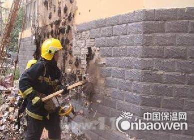 消防官兵將保溫層拆開滅火