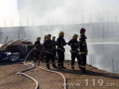 內蒙古烏蘭察布一建筑工地內保溫板起火