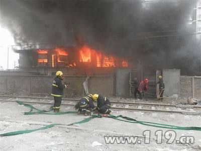 寧夏銀川一在建工地彩鋼板房突發大火