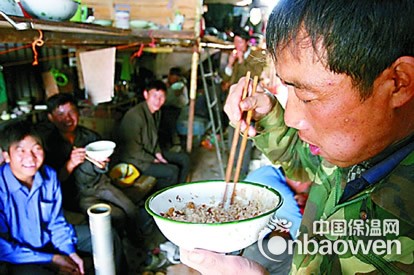 "與臥同行”智登全 農民工老父親與一雙“大學生”兒女