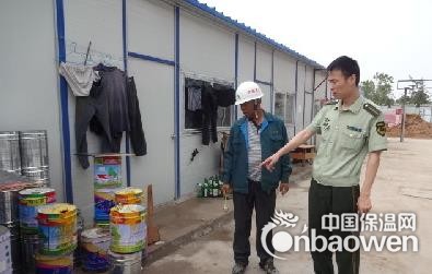 對違章搭建的彩鋼板房實施臨時查封