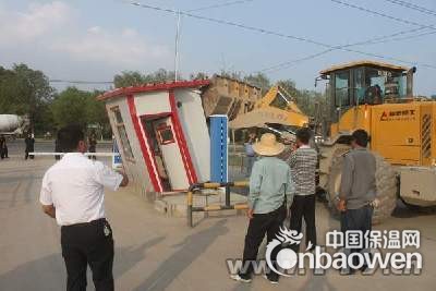 占壓石油管道違章搭建彩鋼板房被拆除