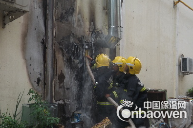 昌吉市水木融城小區內一餐館后堂外保溫墻發生火災